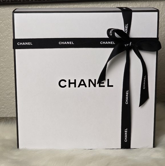 Chanel Classic White Box with Black Ribbon - Picture 1 of 11